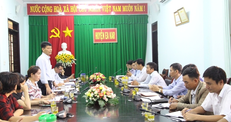 Các đại biểu tham dự buổi làm việc tại UBND huyện Ea Kar.