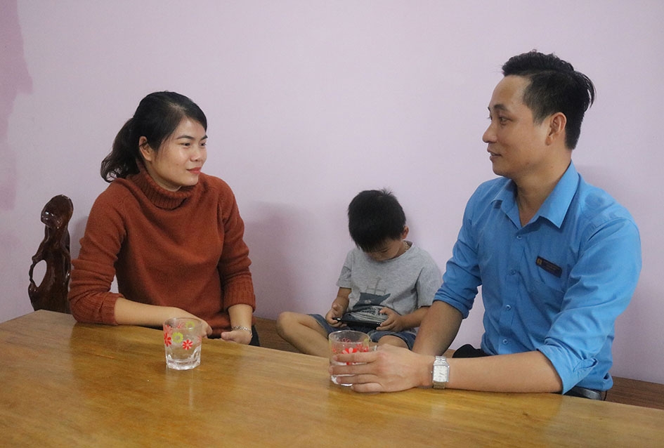 Đại diện Liên đoàn Lao động huyện Krông Ana (bìa phải) đến thăm hỏi, động viên gia đình chị Đinh Thị Kim Huệ (tổ dân phố 3, thị trấn Buôn Trấp).   