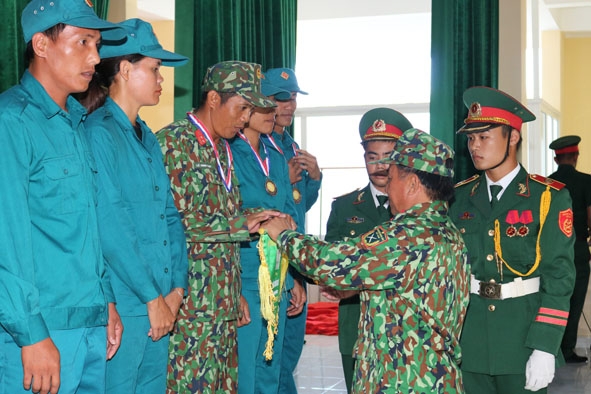 Trung tá Lê Minh Ngọc (đứng giữa) và các học trò trên bục nhận huy chương.  