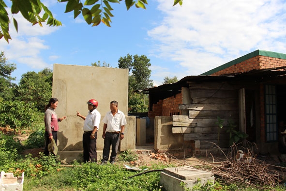 Cán bộ xã Ea Uy kiểm tra việc thực hiện hỗ trợ xây dựng nhà vệ sinh ở hộ gia đình bà H’Brôk Niê (buôn Hằng 1C).  
