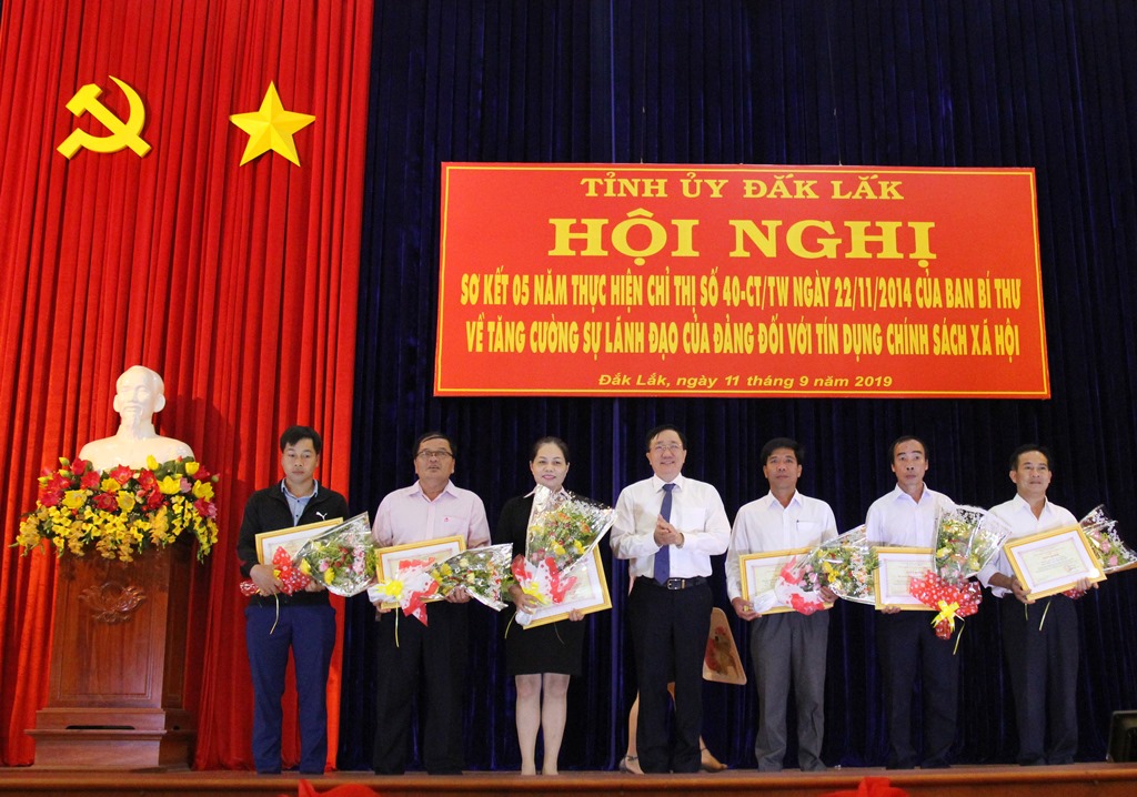 Đại diện các tập thể xuất sắc nhận Giấy khen của Tổng Giám đốc Ngân hàng Chính sách xã hội Việt Nam 