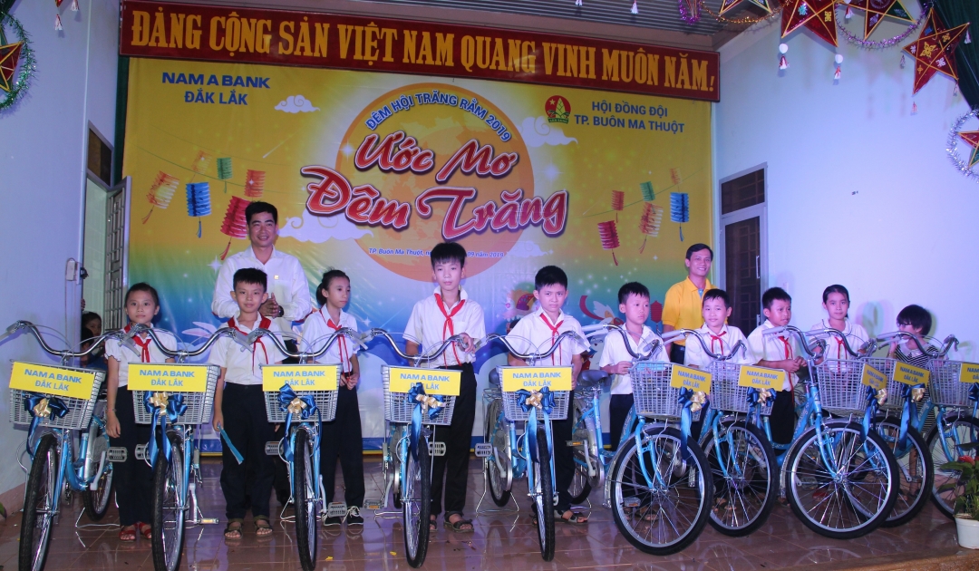 Ngân hàng Nam Á tặng 10 chiếc xe đạp hỗ trợ học sinh nghèo tới trường. 