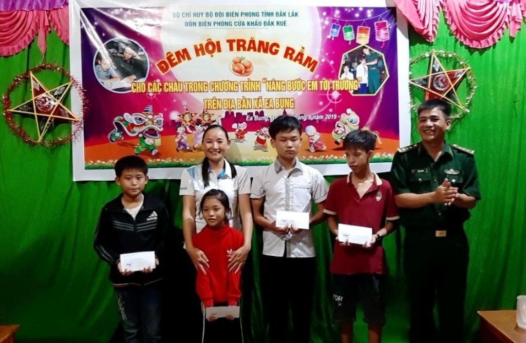 Cán bộ Đồn Biên phòng Cửa khẩu Đắk Ruê trao quà tặng các em thiếu nhi
