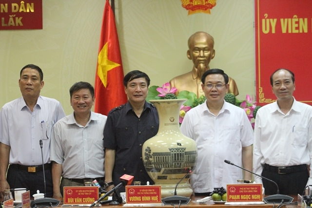 Phó Thủ tướng Chính phủ Vương Đình Huệ (thứ 2 bìa trái) tặng quà lưu niệm cho UBND tỉnh.