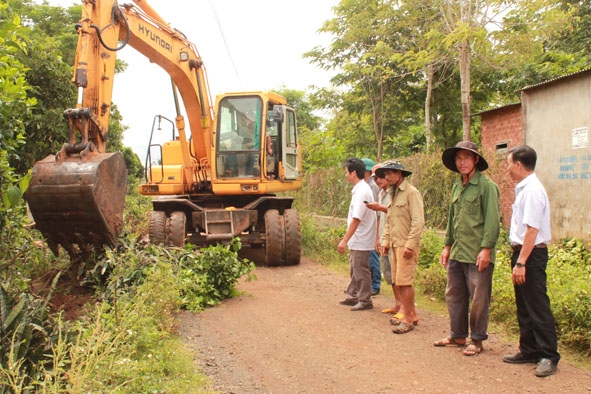 Người dân thôn 7, xã Cư Ni tự nguyện di dời hàng rào mở rộng đường giao thông nông thôn.  