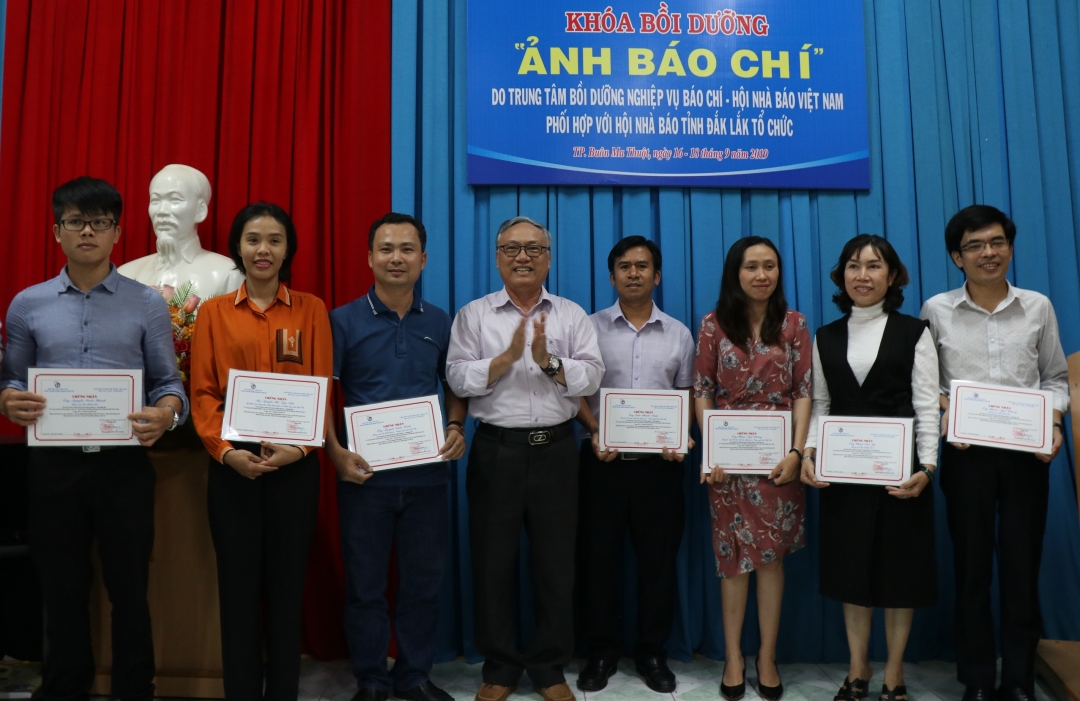 Ủy viên Trung ương Hội Nhà báo Việt Nam, Tổng Biên tập Báo Đắk Lắk Nguyễn Văn Phú trao chứng nhận