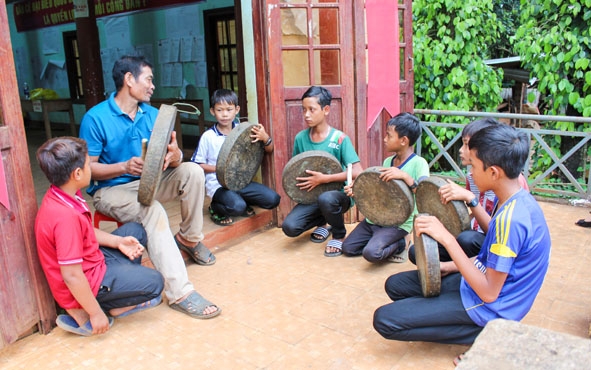Đội chiêng trẻ xã Dray Bhăng, huyện Cư Kuin.  Ảnh: H. Gia