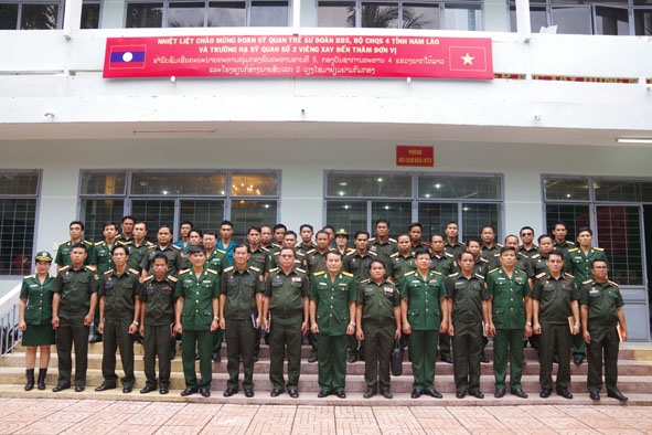 Thủ trưởng Bộ CHQS tỉnh chụp ảnh lưu niệm với đoàn sĩ quan trẻ Bộ CHQS 4 tỉnh Nam Lào.