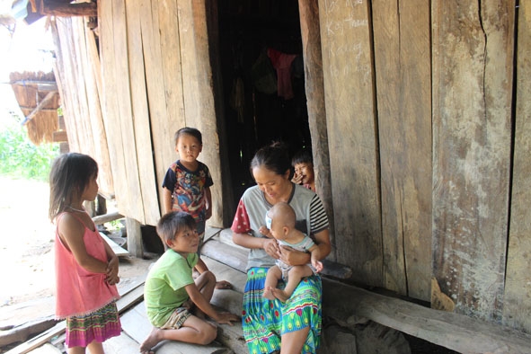 Chị Sùng Thị Si (Tiểu khu 249, xã Ea Lê) đang chăm đứa con thứ 3 bị sốt. 