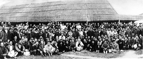 Ngày 9-12-1961, về thăm quê nhà lần thứ hai, Bác Hồ chụp ảnh với chiến sĩ phong trào 30-31. Ảnh tư liệu