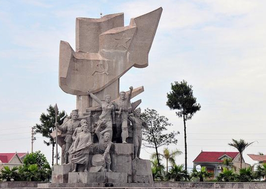 Tượng đài Xô viết Nghệ Tĩnh tại ngã ba thị trấn Nghèn, huyện Can Lộc, tỉnh Hà Tĩnh. 