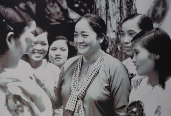 Nữ tướng Nguyễn Thị Định với các nữ đại biểu dự Đại hội Anh hùng Chiến sĩ thi đua miền Nam  lần thứ II (tháng 9-1967). (Ảnh chụp lại)