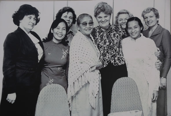 Cô Ba Định lúc bấy giờ là Phó Chủ tịch Liên đoàn Phụ nữ Dân chủ Quốc tế, Chủ tịch Hội Phụ nữ Việt Nam thăm Tiệp Khắc tháng 10-1981. (Ảnh chụp lại).