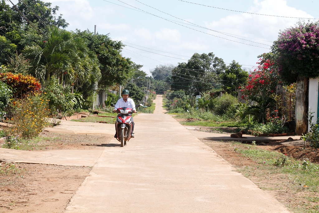 đường nội thôn Ea Tung (xã Ea Na) hoàn thành năm 2017 nhờ sự đóng góp của người dân