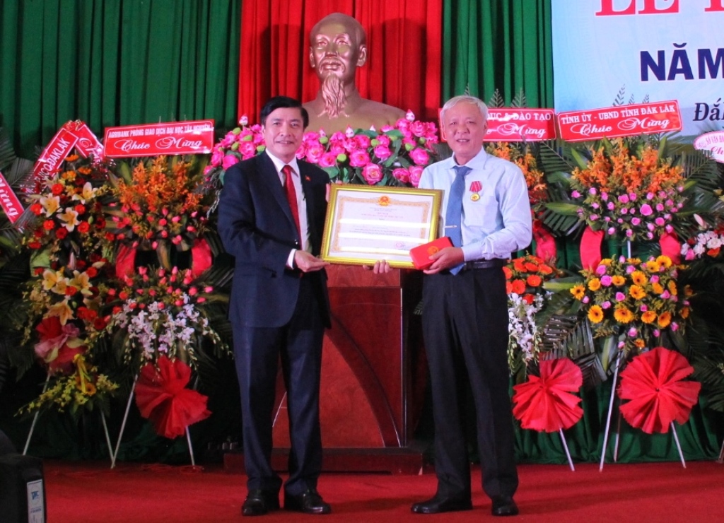 Phó giáo sư, Tiến sỹ Nguyễn Tấn Vui, nguyên Bí thư Đảng ủy, nguyên Hiệu trưởng nhà trường vinh dự nhận Huân chương Lao động hạng Ba tại lễ khai giảng.