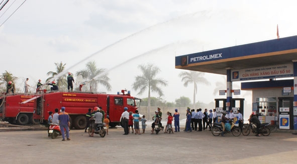 Công ty Xăng dầu Nam Tây Nguyên phối hợp với lực lượng Cảnh sát PCCC và CNCH tổ chức thực tập phương án chữa cháy.