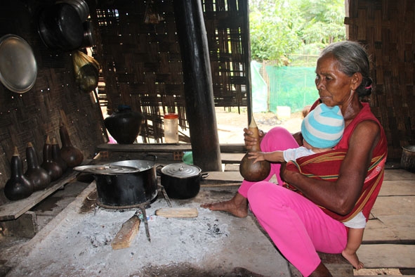 Bà H’Ziang Cil (buôn Du Măh) sử dụng gạo rẫy để phục vụ bữa ăn cho gia đình.