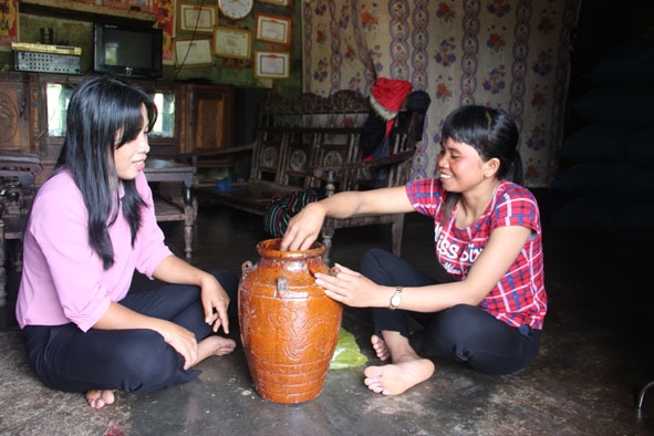 Rượu cần được làm bằng gạo rẫy của chị H’Zin Cil (bên phải) buôn Jiê Yuk.