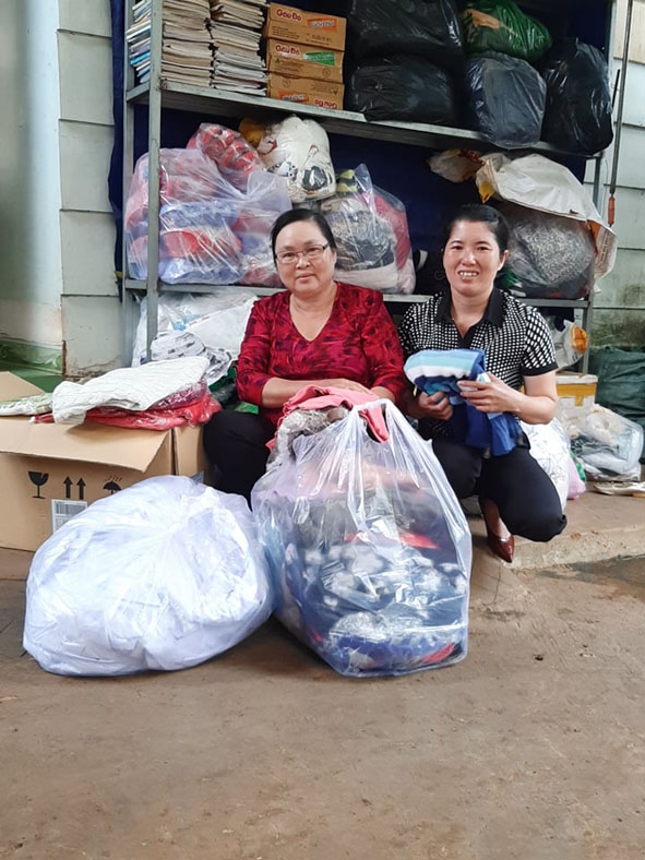 Bà Lập (bên trái) chuẩn bị cho một chuyến từ thiện ở Gia Lai. 