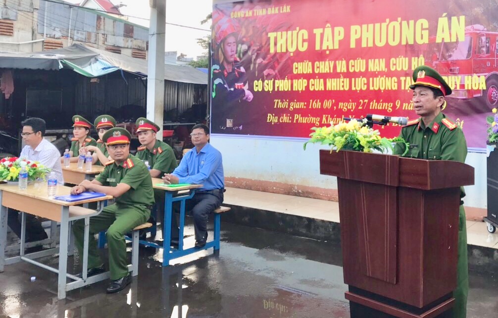 Lãnh đạo Đại tá Nguyễn Tiến Tuấn, Phó trưởng Phòng Cảnh sát phòng cháy chữa cháy và cứu nạn cứu hộ phát biểu tại buổi thực tập.