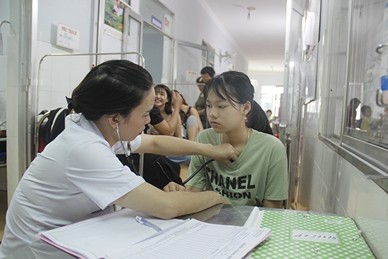 Thăm khám bệnh nhân mắc sốt xuất huyết tại Bệnh viện đa khoa huyện Cư M'gar
