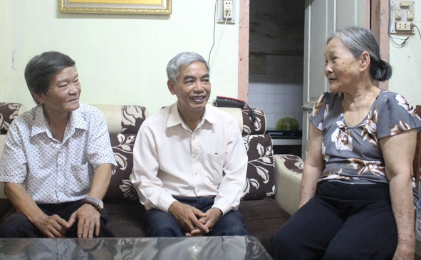 Đại diện Hội Người cao tuổi phường Thắng Lợi đến  thăm hỏi  cụ Trần  Thị Sửu. 