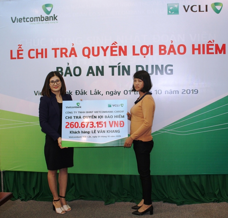 Đại diện Công ty VCLI trao số tiền chi trả quyền lợi  bảo hiểm cho đại diện gia đình khách hàng Lê Văn Vượng
