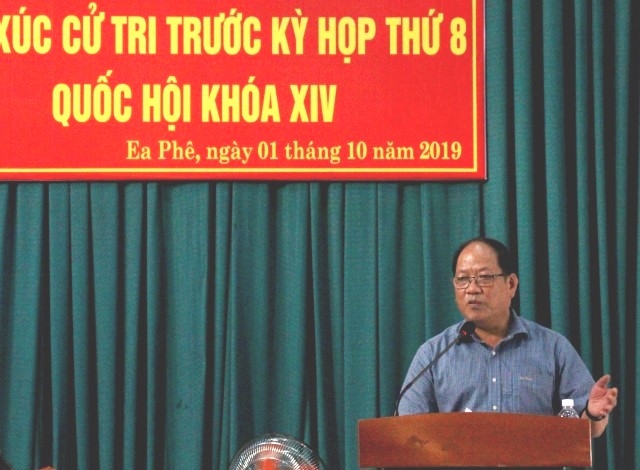 Ông Nguyễn Hùng Thi, Phó Chủ tịch UBND huyện trả lời các nội dung liên quan của cử tri
