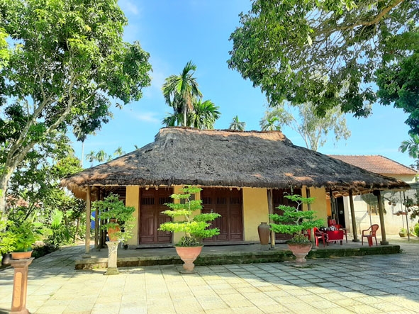 Ngôi nhà nơi  đồng chí Phạm Văn Đồng  ở và  làm việc. 