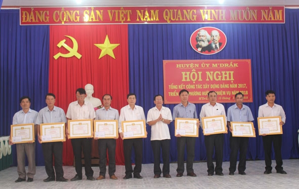 Lãnh đạo Đảng ủy xã Cư San (thứ ba từ trái sang) nhận Giấy khen của Huyện ủy M'Đrắk về thành tích xuất sắc trong công tác phát triển đảng viên năm 2018. 