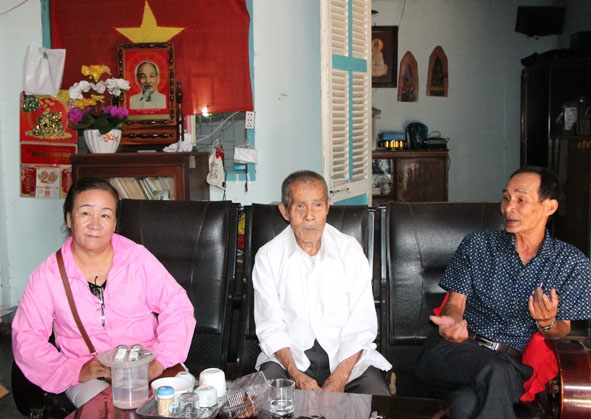 Ông Nguyễn Thanh (bìa phải) gặp gỡ, trò chuyện với người dân tổ dân phố 7, phường  Tân Tiến. 