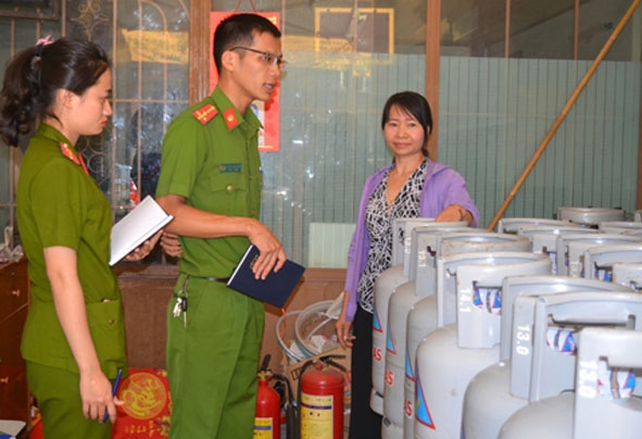 Cán bộ Đội Cảnh sát PCCC và cứu nạn cứu hộ Công an huyện Krông Pắc kiểm tra các cơ sở kinh doanh gas tại chợ.