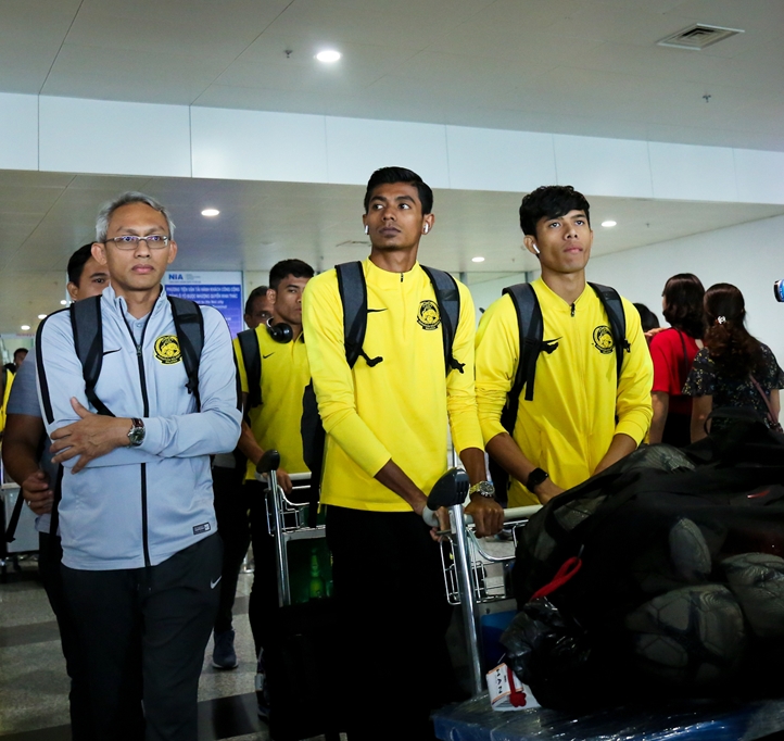 Các cầu thủ Malaysia đến Việt Nam, chuẩn bị cho trận đấu gặp đội chủ nhà.