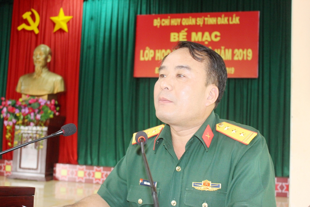 Thượng tá Trần Minh Trọng, Chính ủy Bộ Chỉ huy Quân sự tỉnh chúc mừng các học viên đã hoàn thành khóa học, đạt kết quả tốt
