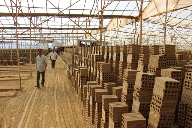 Một cơ sở sản xuất gạch ở xã Ea Uy