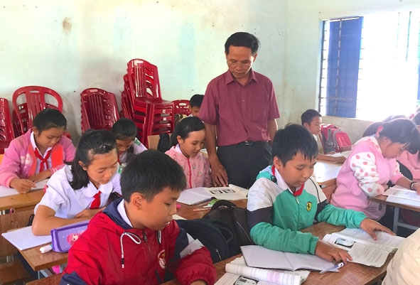  Một tiết học của thầy trò Trường THCS Nguyễn Tất Thành (thị trấn Quảng Phú).