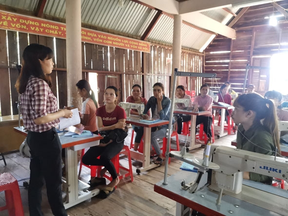 Một lớp đào tạo nghề may dân dụng cho nữ lao động nông thôn là người dân tộc thiểu số ở xã Krông Jing.