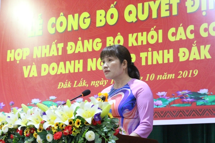 Đồng chí Đoàn Thị Biên, Bí thư Đảng bộ Khối các cơ quan và doanh nghiệp tỉnh nhiệm kỳ 2015-2020 phát biểu nhận nhiệm vụ.