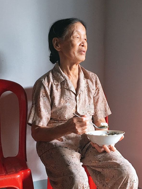 Ăn uống một mình khiến nhiều người già cảm thấy ăn không ngon miệng, chán ăn.
