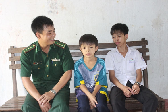 Cán bộ Đồn Biên phòng Cửa khẩu Đắk Ruê chuyện trò, động viên anh em Phạm Vũ Đình Hiếu.   