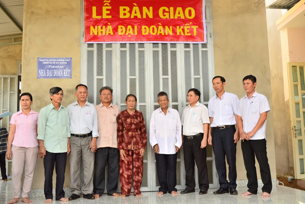 Ủy ban MTTQ Việt Nam huyện bàn giao nhà Đại đoàn kết cho ông Lê Nọ trú tại xã Ea Kuăng.