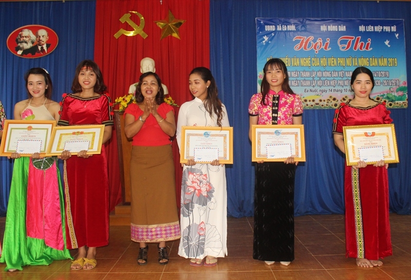 Đại diện Ban tổ chức trao giải cho các tiết mục múa xuất sắc.