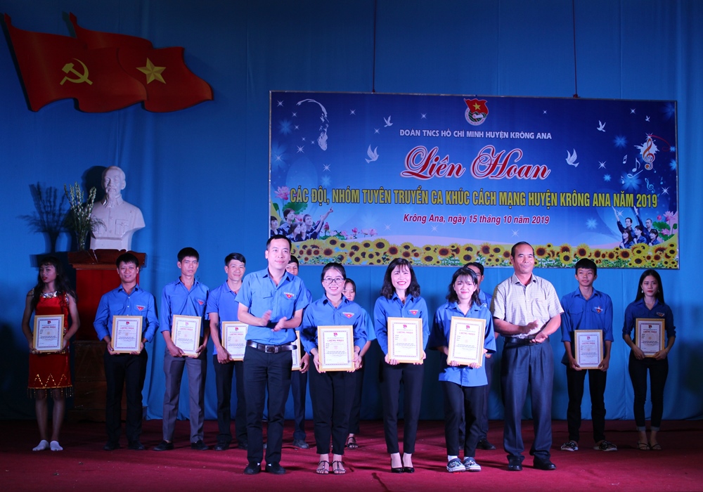 Ban tổ chức trao Giấy chứng nhận cho các đơn vị đạt giải A và giải B tại Liên hoan