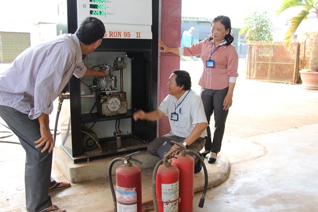 Cán bộ ngành Thuế kiểm tra thực tế tại một cơ sở kinh doanh xăng dầu trên địa bàn huyện Cư M'gar