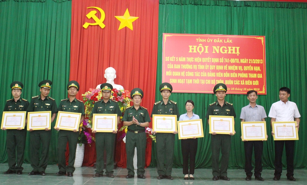 Đại tá Phạm Hữu Chiến, Chính ủy Bộ đội Biên phòng tỉnh trao Giấy khen tặng các tập thể, cá nhân