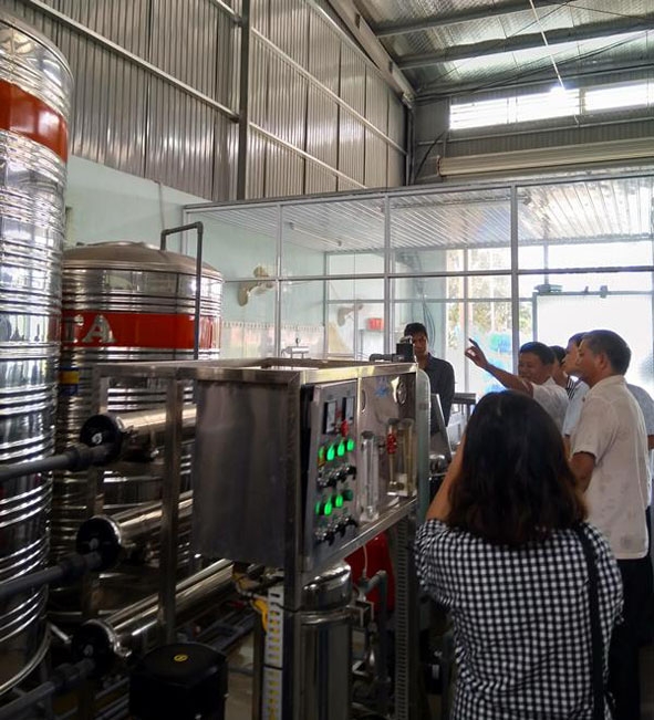 Cán bộ khuyến công kiểm tra đề án Hỗ trợ ứng dụng máy móc thiết bị trong dây chuyền sản xuất nước uống  đóng chai tại huyện Lắk. 