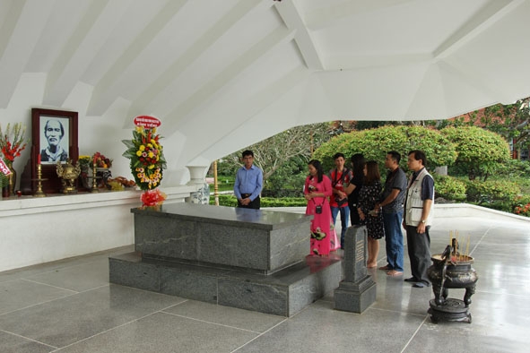 Du khách tưởng niệm và nghe thuyết minh về lăng mộ cụ Phó Bảng Nguyễn Sinh Sắc.