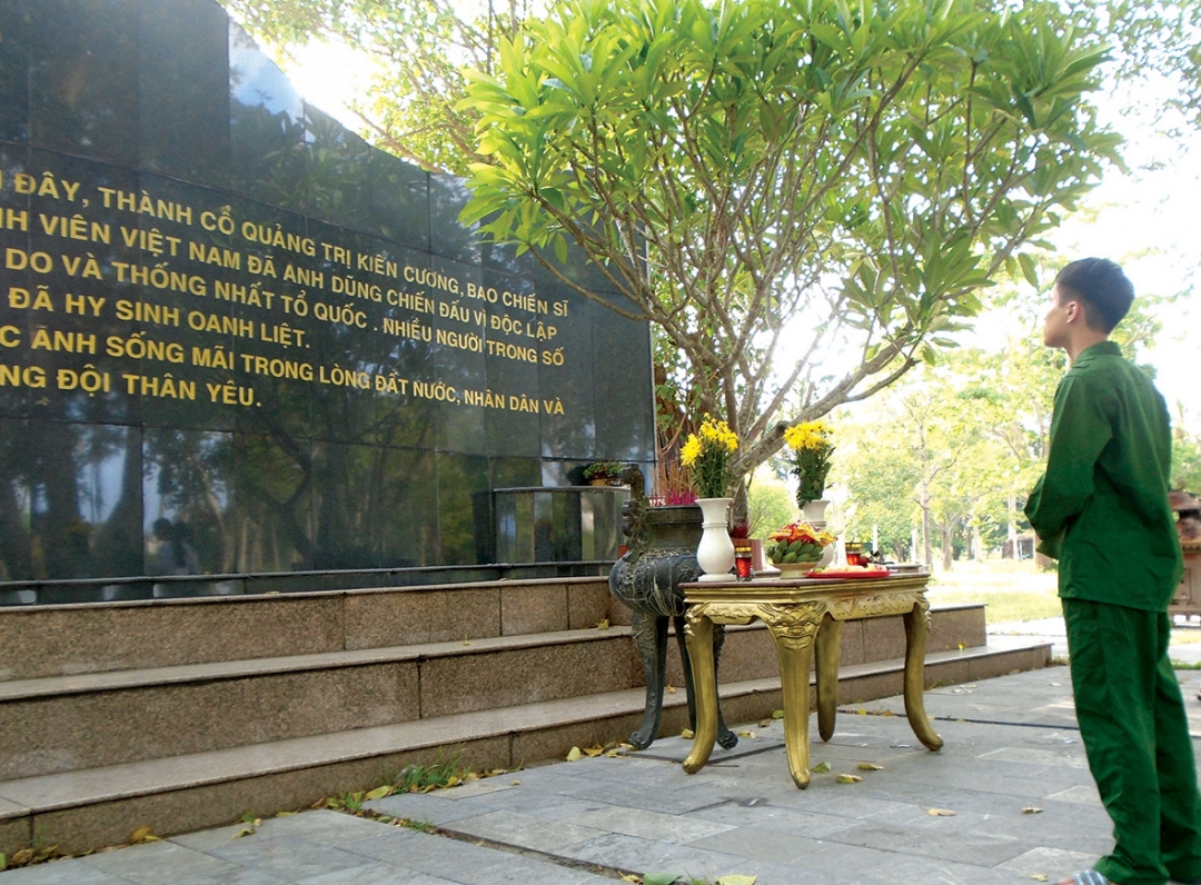 Đài chứng tích chiến sĩ- sinh viên Thành cổ Quảng Trị khắc ghi dấu ấn một thế hệ xếp bút nghiên  lên đường ra trận là địa chỉ đỏ cho lớp trẻ tìm về.