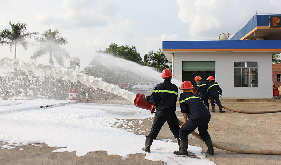 Công ty Xăng dầu Nam Tây Nguyên phối hợp với lực lượng Cảnh sát PCCC và CNCH  (Công an tỉnh) tổ chức thực tập phương án chữa cháy.  Ảnh minh họa của H.Hải