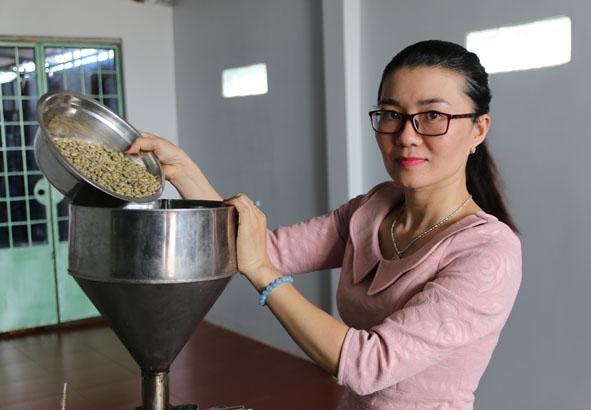 Chị Phan Thị Hồng Nhi giới thiệu về quy trình sản xuất cà phê sạch.  